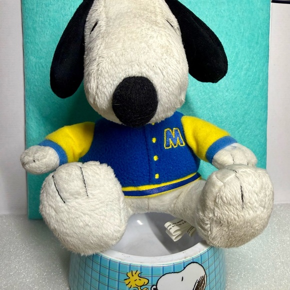 Snoopy Other - 2011 MetLife Snoopy Plush in Letterman Jacket with small Snoopy dog dish